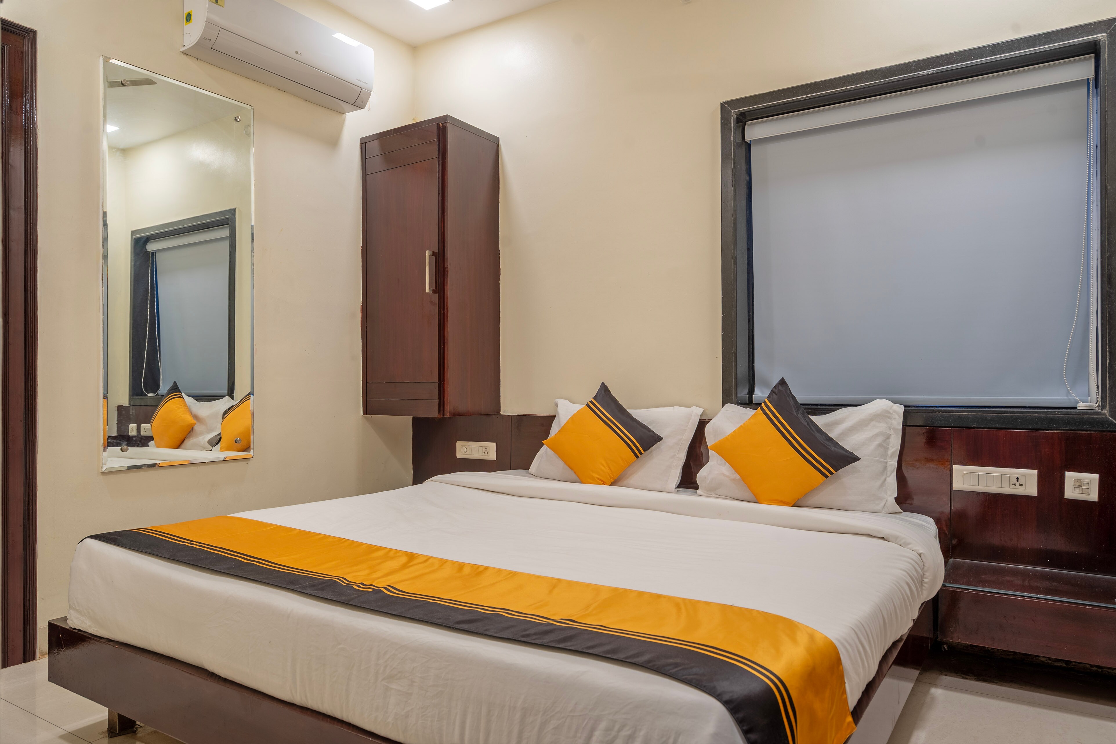 Itsy Hotels M Near Pandit Nehru Bus Stand & Varadhi Junction - Tap to explore photos