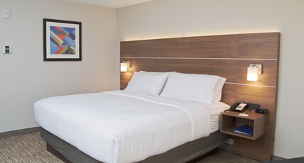 Holiday Inn Express SOUTH BURLINGTON Room Type - 1 King Bed Standard