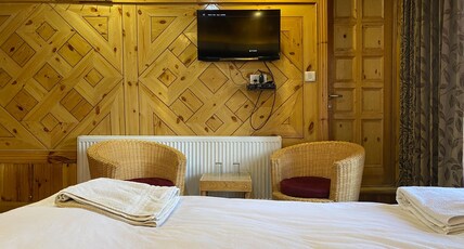 Nezer Hostel & Roof Top Cafe Room Type - Deluxe Room