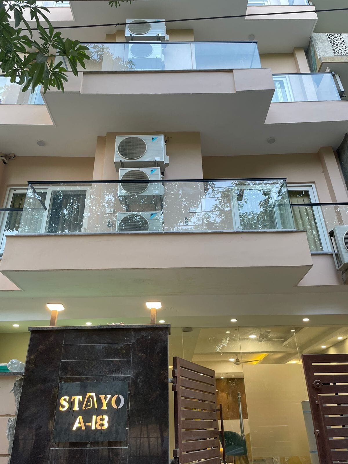 Stayo Rooms Golf course Road - Tap to explore photos