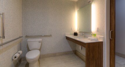 Holiday Inn Express & Suites TULSA MIDTOWN Room Type - 1 King Standard Comm Access Roll Shower