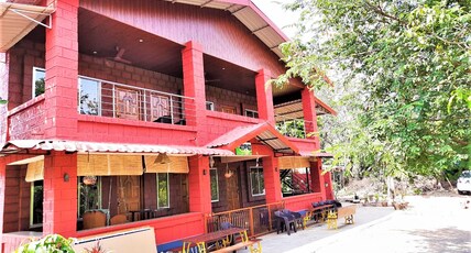 Garwa Home Stay Room Type - Deluxe Room