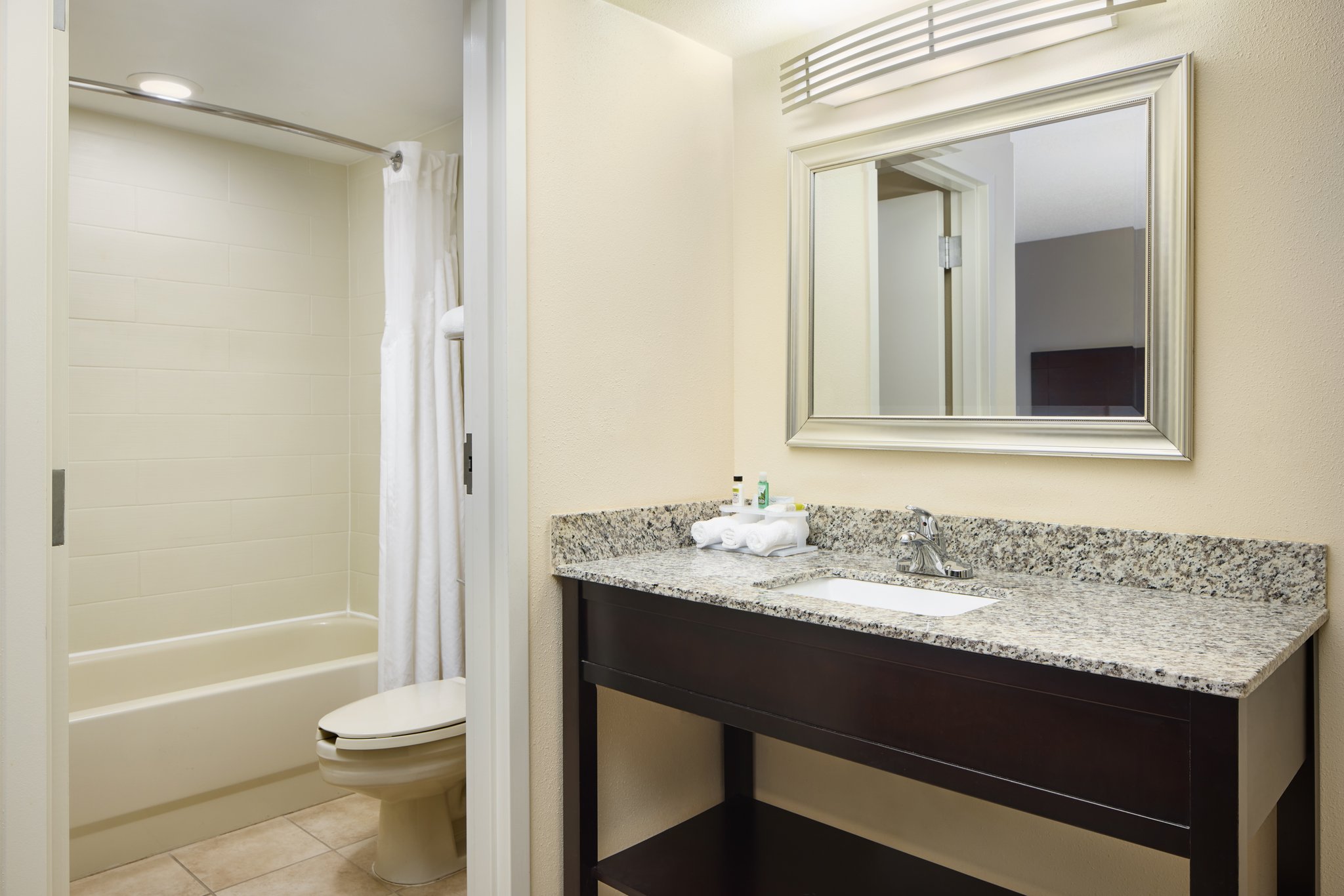 Holiday Inn Express & Suites Alpharetta - Tap to explore photos