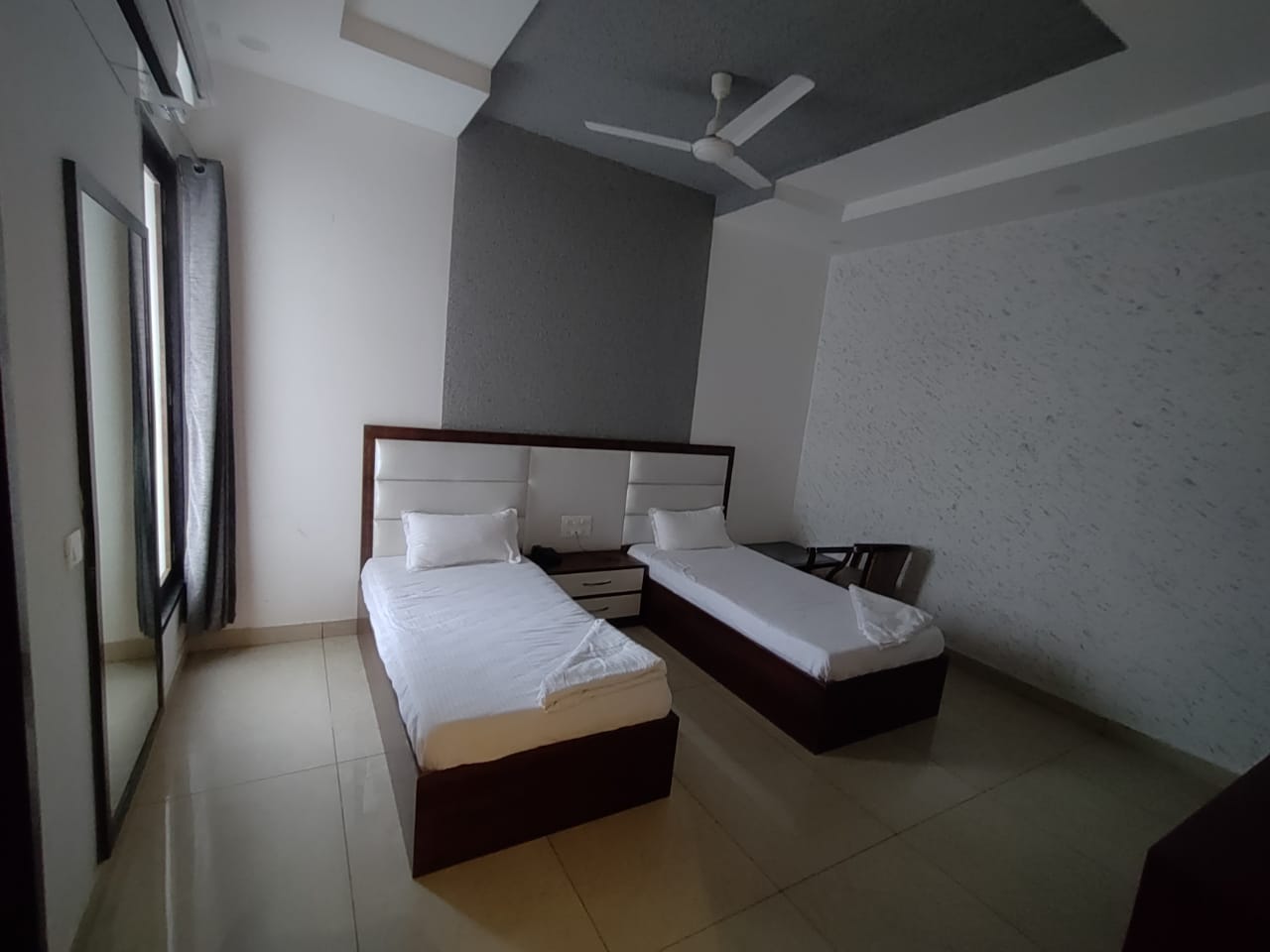 HOTEL EMERALD - Tap to explore photos