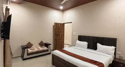 Avenue Boutique Stays Room Type - Premium Deluxe Room