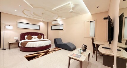 Hotel Nova Vista Room Type - Royal Round-Bed with 245 Sofa Suite