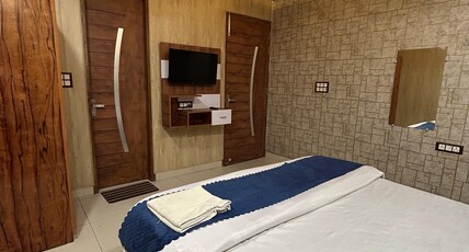 Hotel Family Inn Shahdara Room Type - Deluxe Room with King Bed