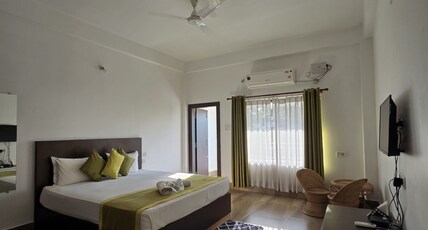 Hotel Shivaji Inn Room Type - Deluxe Double AC Room With Balcony