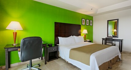 Holiday Inn CAMPECHE Room Type - 1 King Standard