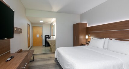 Holiday Inn Express & Suites WOODBRIDGE Room Type - 1 King 1 Bdrm Standard Comm Access Tub