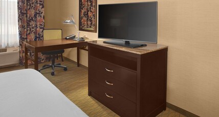 Hilton Garden Inn Akron Room Type - 1 KING HEARING ACCESSIBLE