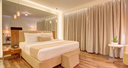 St Laurn- Koregaon Park Room Type - PREMIUM ROOM KING BED WITH BATHTUB