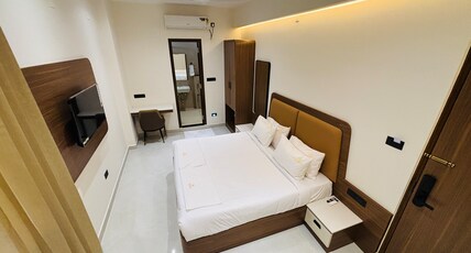 Aakarsh Inn Room Type - Superior King Room