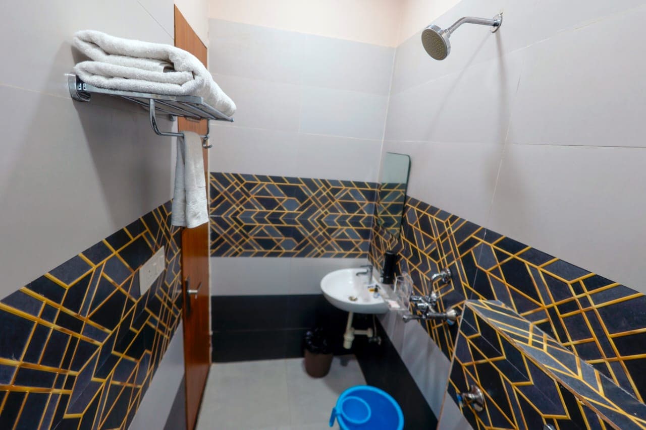 Hotel Saraswati Stay Dham - Tap to explore photos