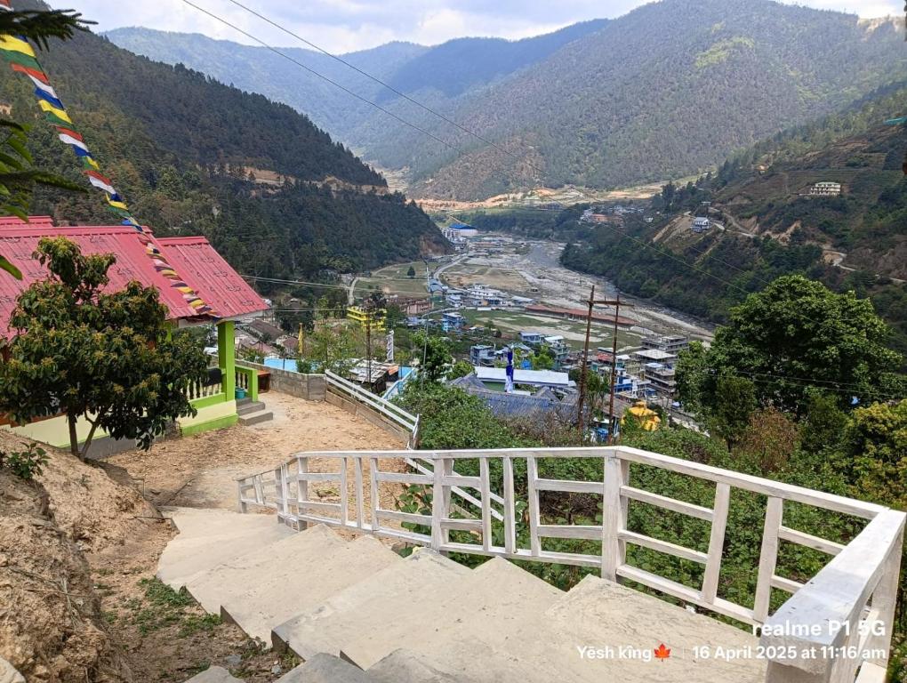 RINCHIN TG HOME Stay, NEAR TDL BUDDHIST MONASTERY, DIRANG - Tap to explore photos