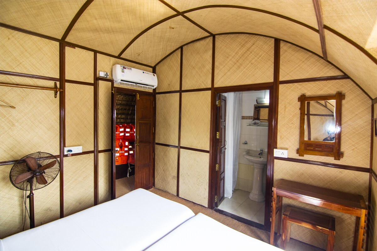 Marvel Cruise Houseboat - Tap to explore photos