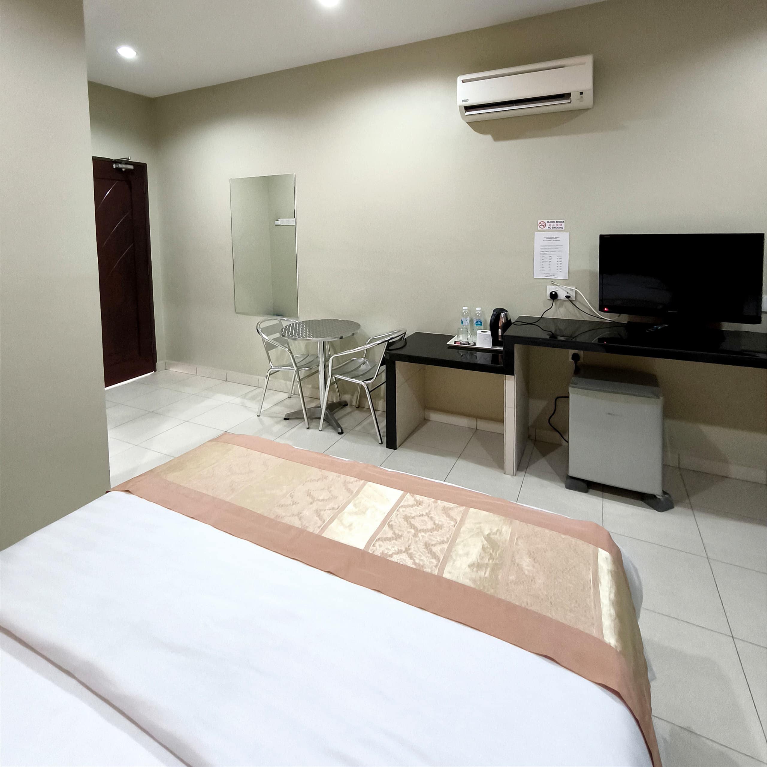 Hotel O Rumah Rehat Awana - Tap to explore photos