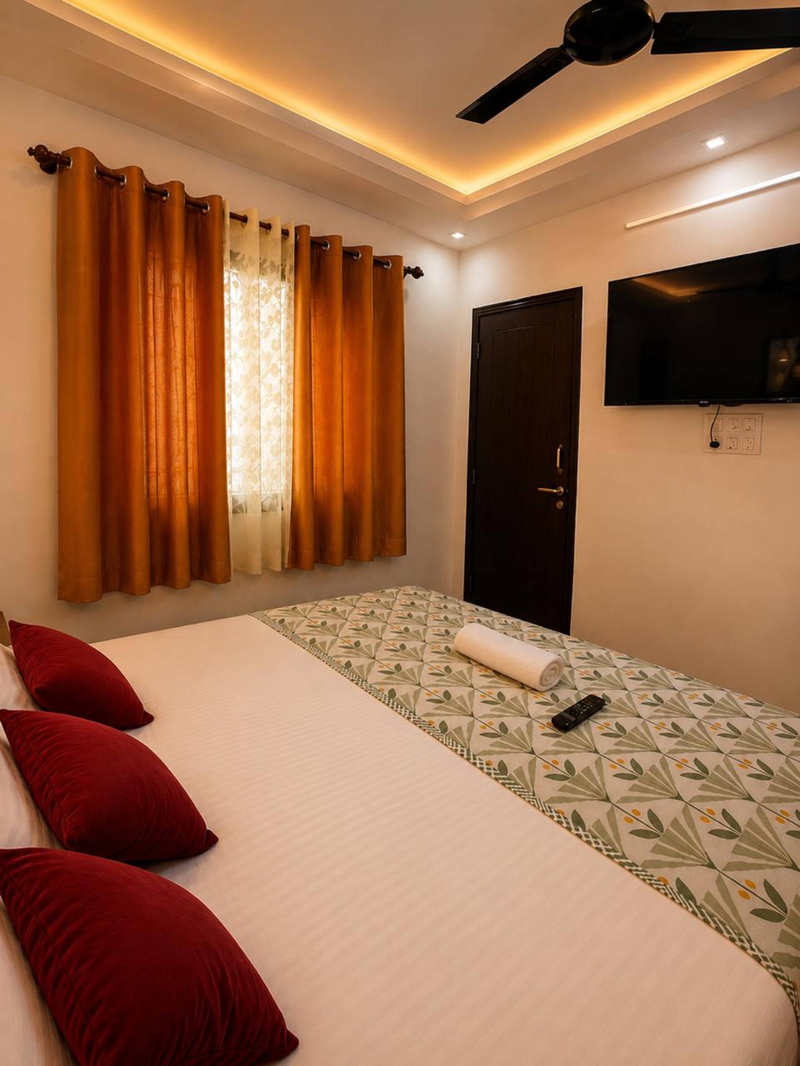 Avaason Luxuries Cozy Stay Near Airport - Tap to explore photos