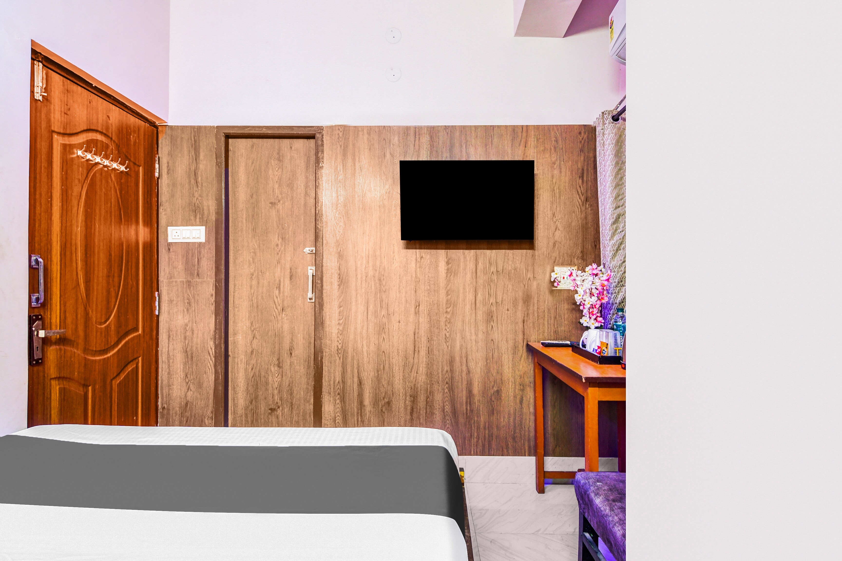 Super Hotel O Jessore Road Kolkata Formerly Skyline Serenity - Tap to explore photos