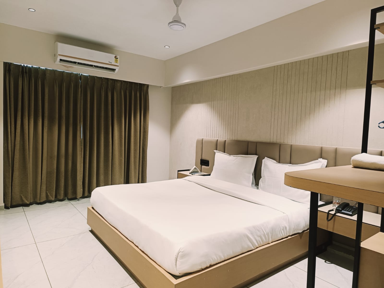 Hotel Shiv Kartik - Tap to explore photos