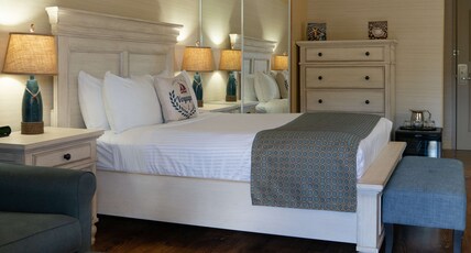 Prestige Beach House, BW Premier Collection Room Type - 1 Queen Bed, Non-Smoking, Park View, Balcony, Mini Fridge, Wi-Fi, Upgraded Linen