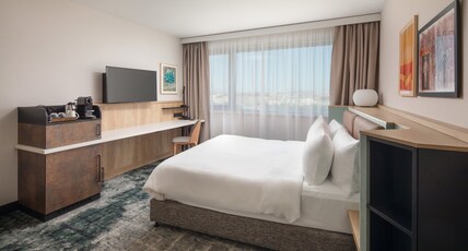 Crowne Plaza BUDAPEST Room Type - 1 King Bed Premium with access to Club Lounge