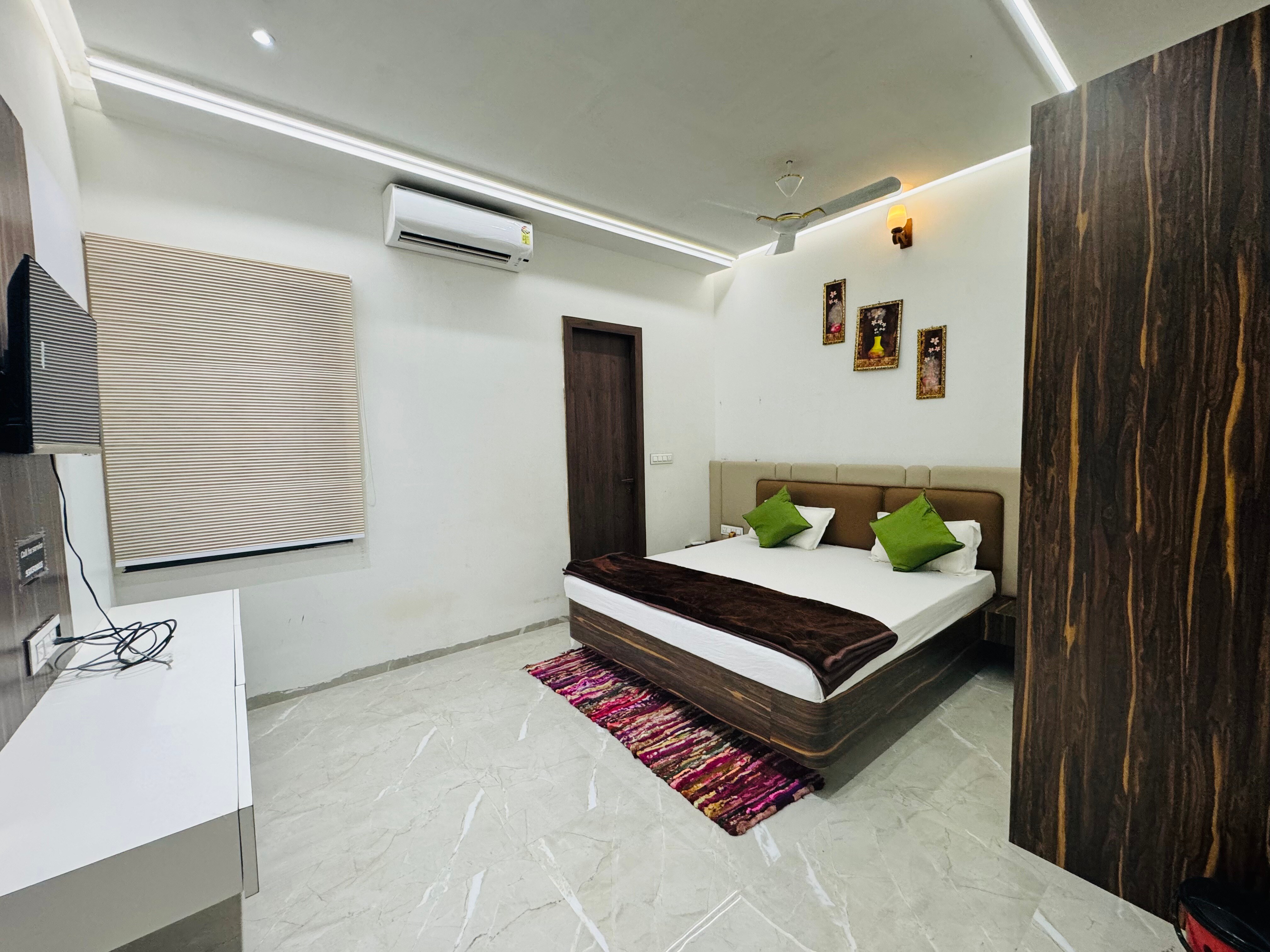 Krishna Homestay Mahakal Vanijya - Tap to explore photos