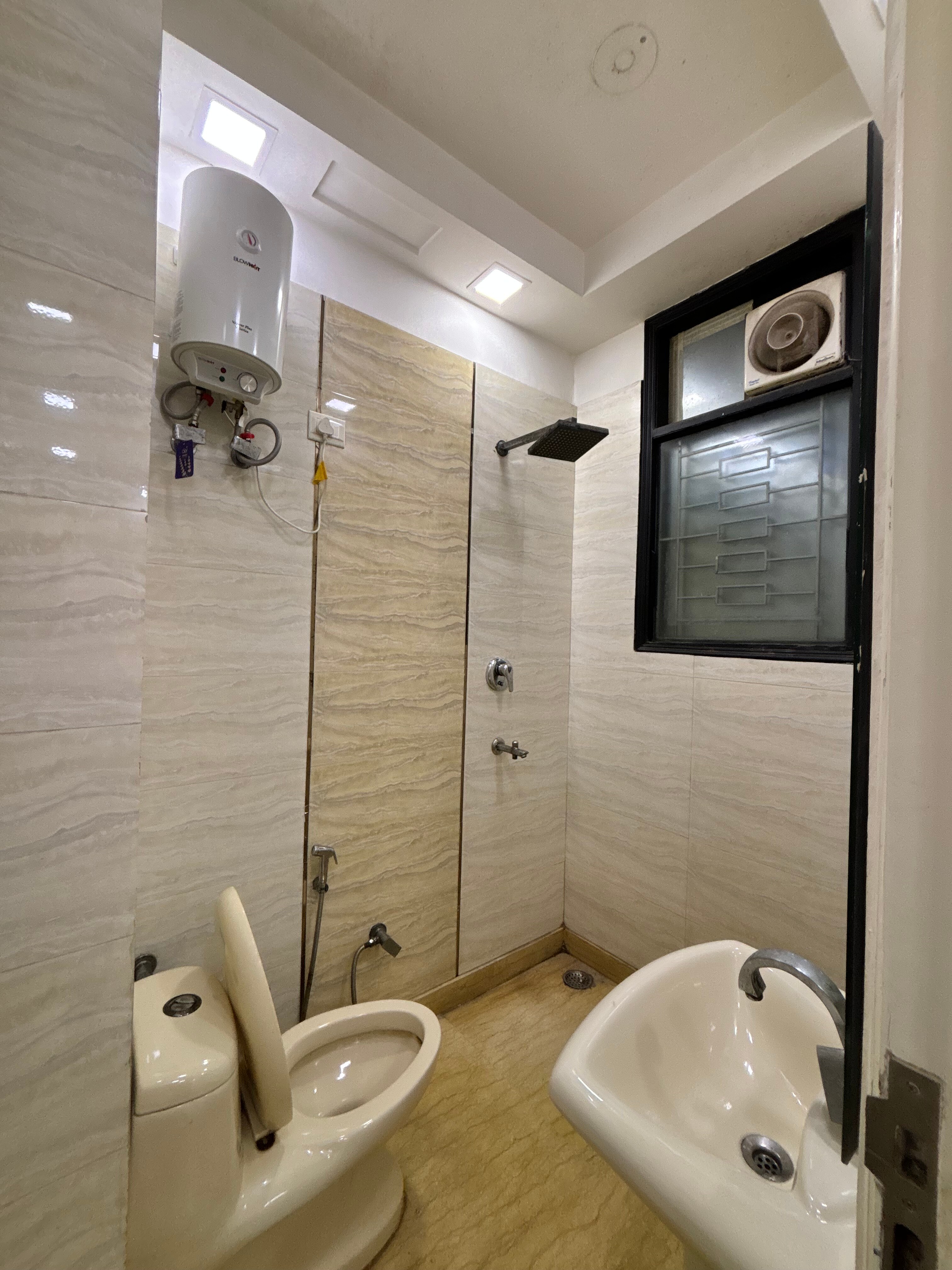 Bright & Airy 3BHK Flat with Balcony - Tap to explore photos