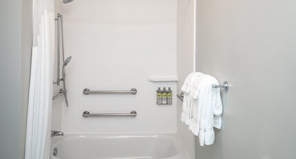 Holiday Inn Express & Suites BEND SOUTH Room Type - 2 Queen Suite Communications Accessible