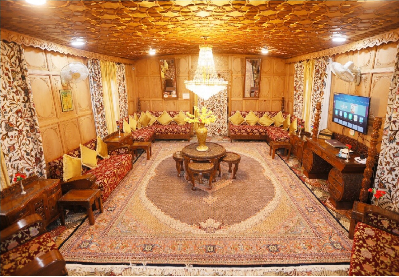 Mahajong Premium Houseboats - Tap to explore photos