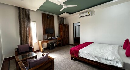 HOTEL RAJ PALACE Room Type - DELUXE ROOM
