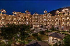 Traavista Aravali Mahal-Luxury Lake View Heritage Resort