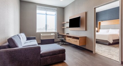 Holiday Inn & Suites Cedar Falls - Waterloo Event Ctr Room Type - 1 King 1 Bedroom Suite