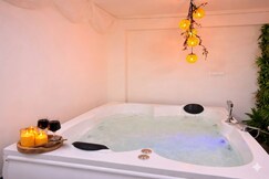 Modern Jacuzzi Suite by Cayetana | Railway Station