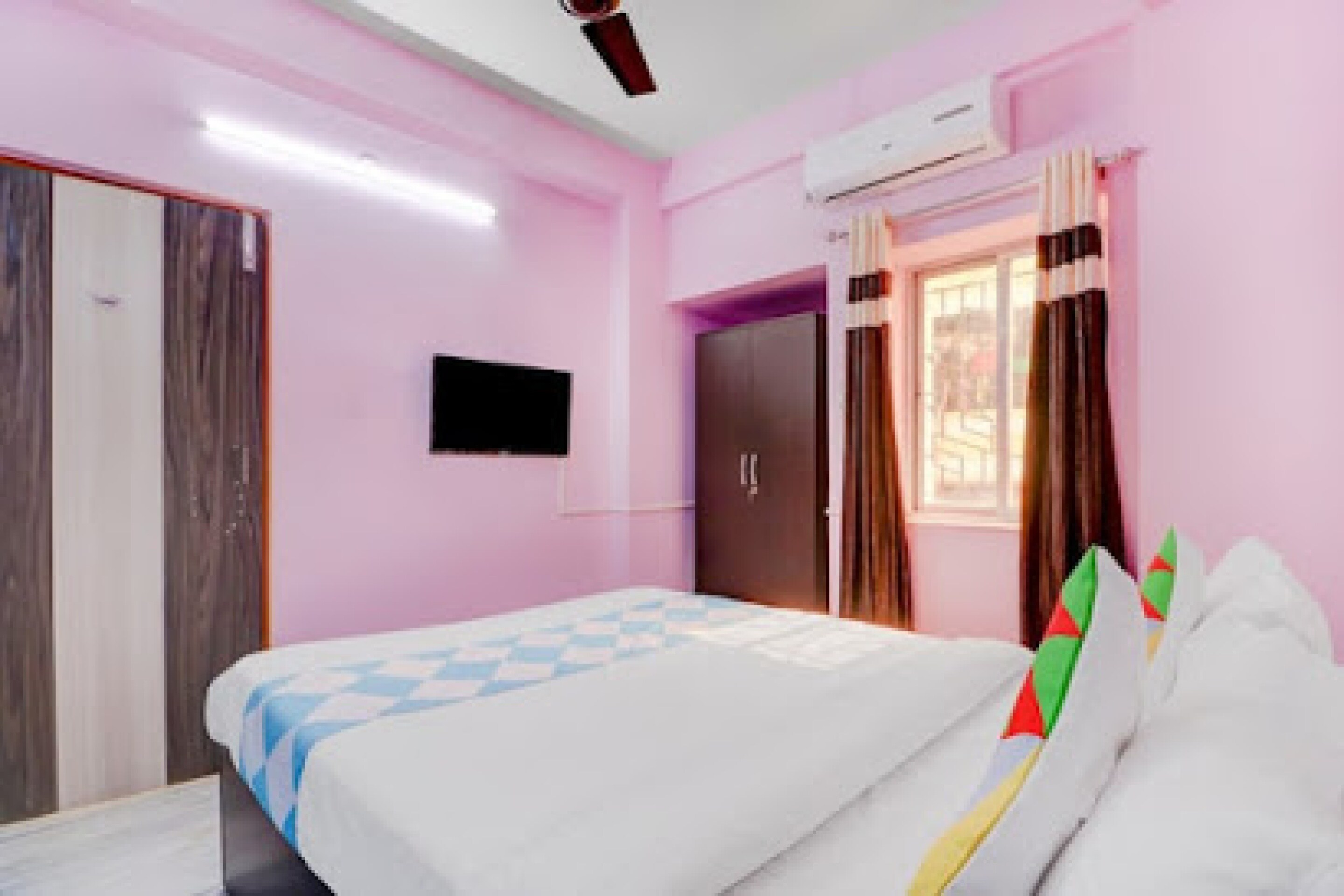 Hotel O Luxury Inn Tollygunge - Tap to explore photos