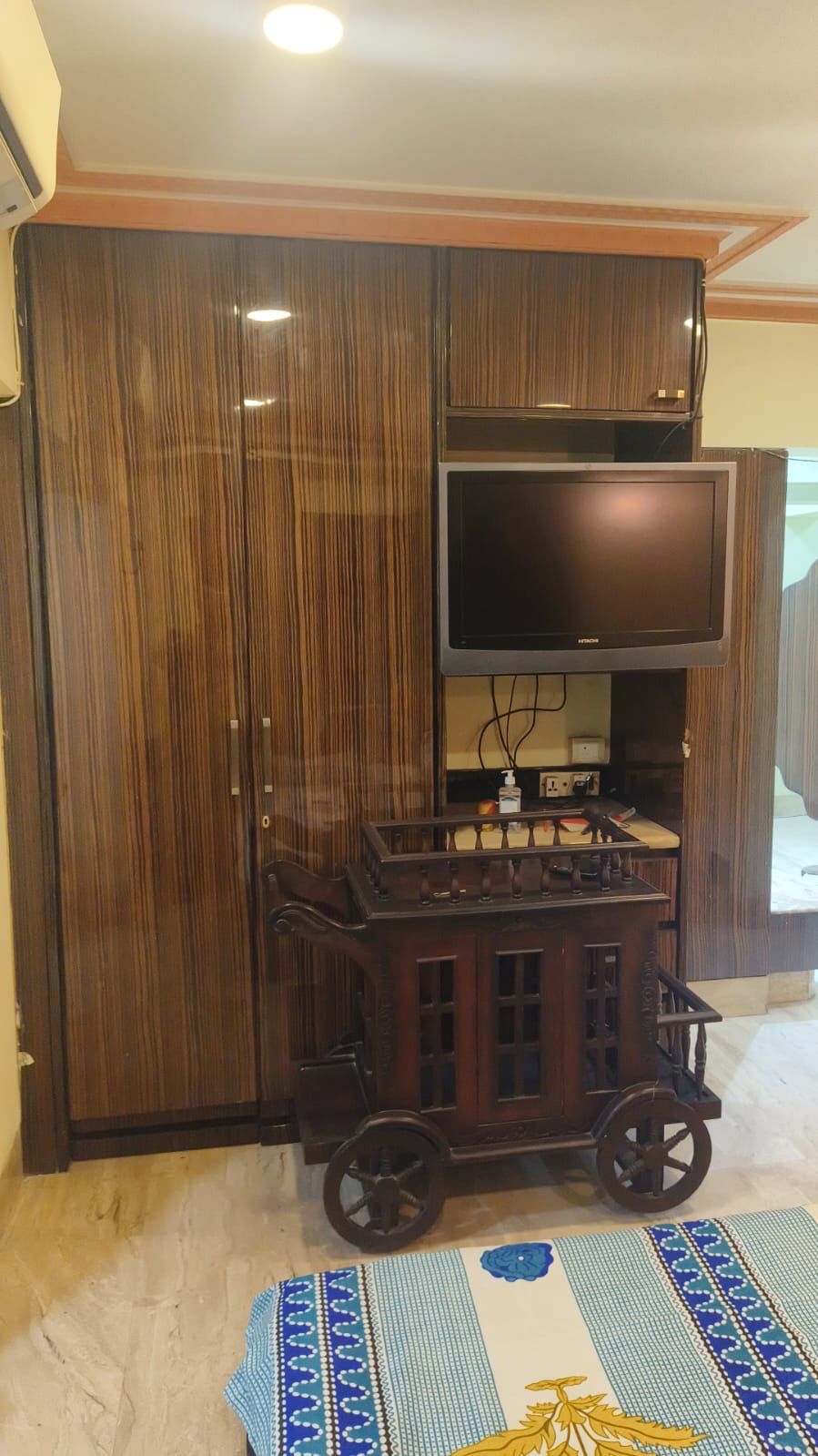 Studio apartment Khar-West - Tap to explore photos