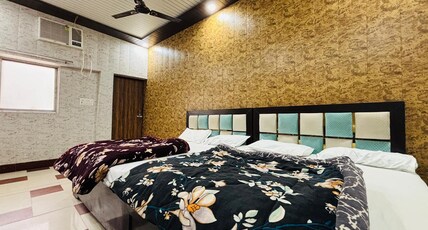 Shri Hari Lodge - 10 mins walking to Shri Ram Mandir & Hanuman Garhi Room Type - Premium Family Room