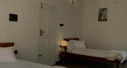 Elzas fort inn Room Type - Bedroom 1 Treeview Balcony