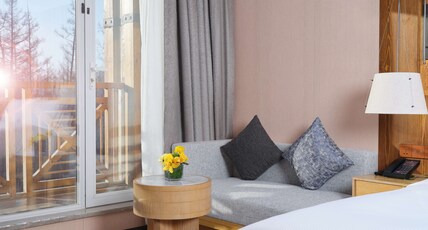 DoubleTree by Hilton Changbaishan Hot Spring Room Type - KING PREM RM WITH BALCONY