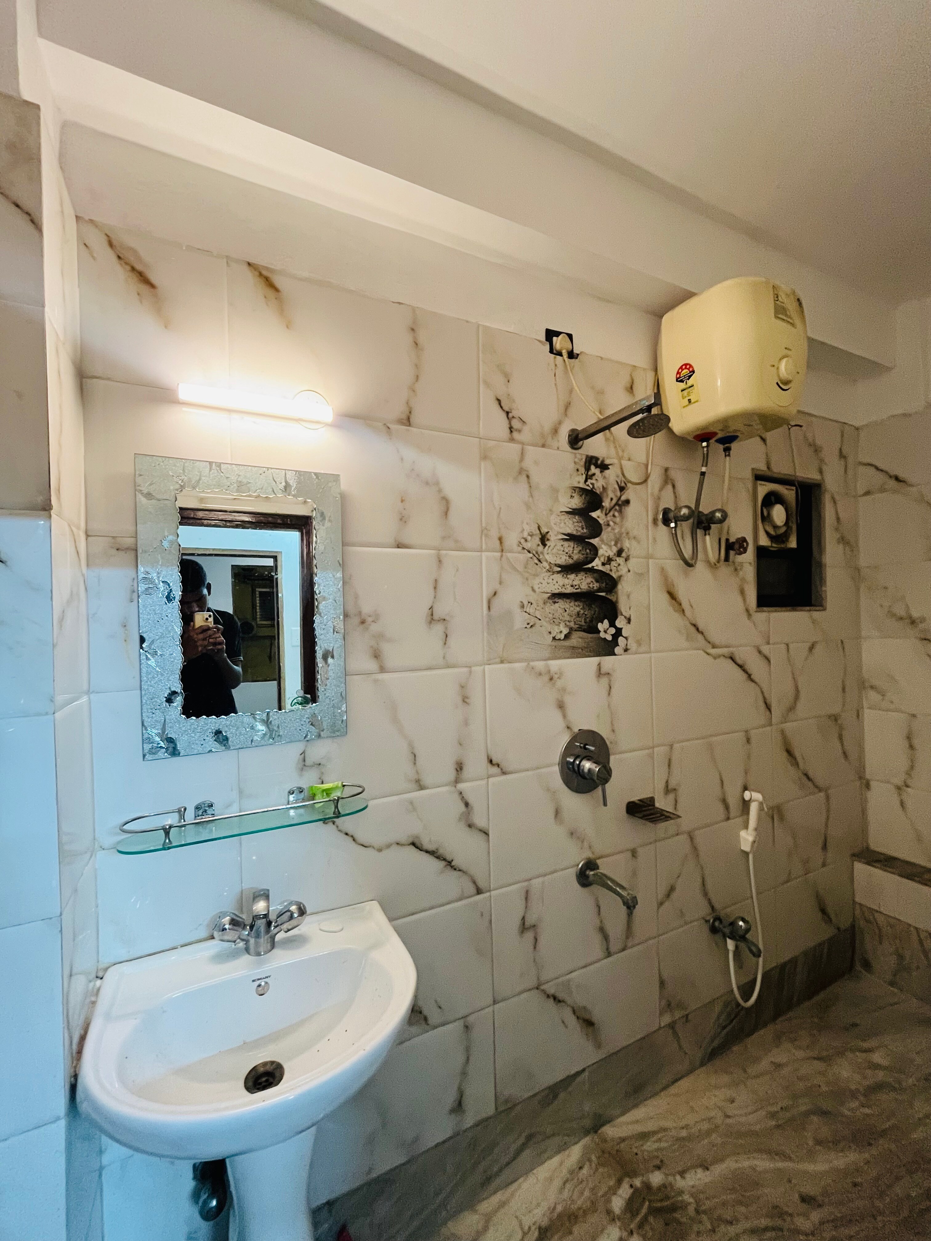 Shree Shyam Guest House - Tap to explore photos
