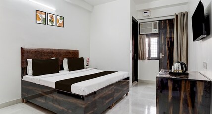 Collection O Sector 7 Rohini Formerly Giriraj Residency Room Type - Deluxe