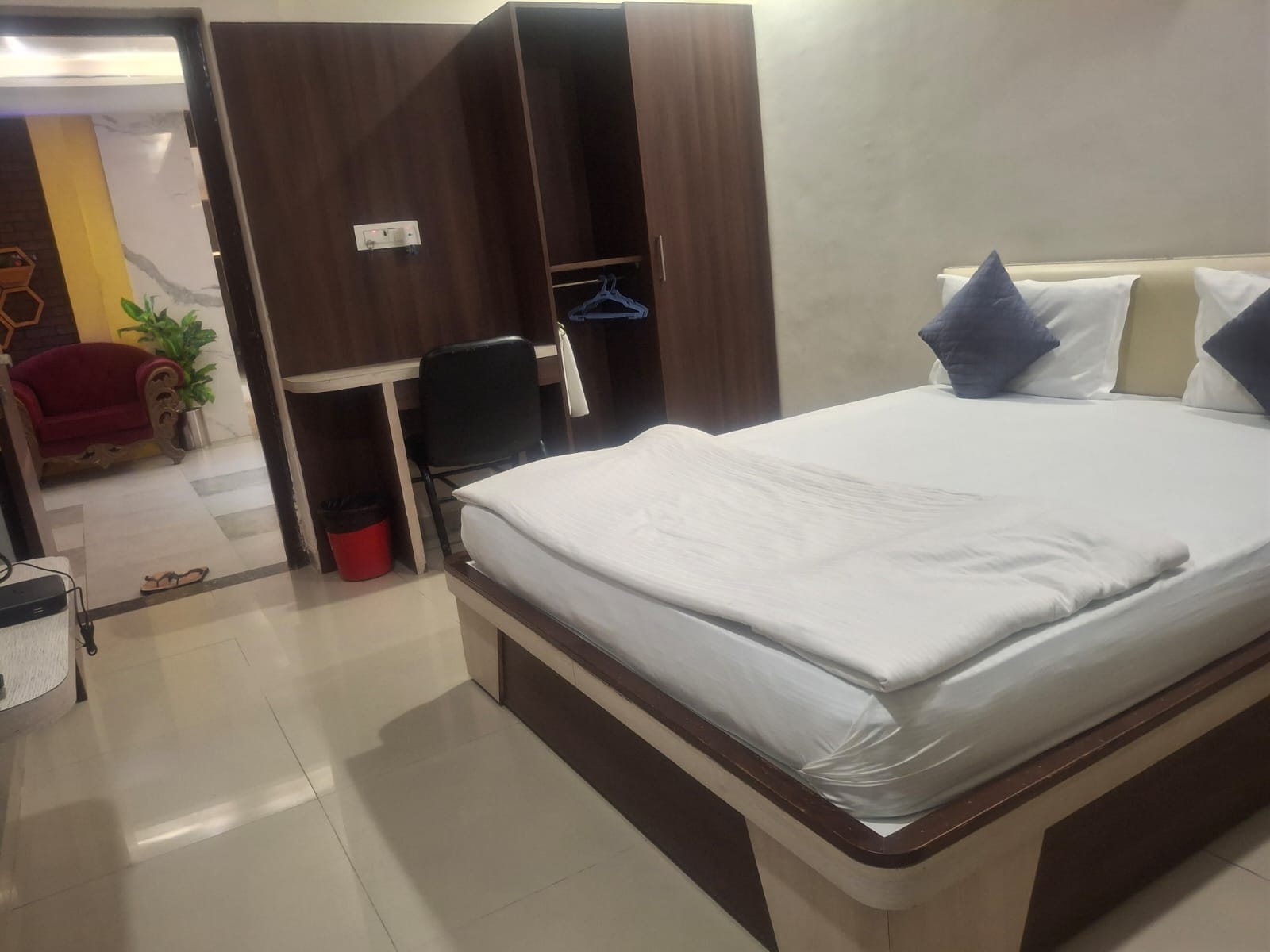 Hotel Royal Stay Kadi - Tap to explore photos