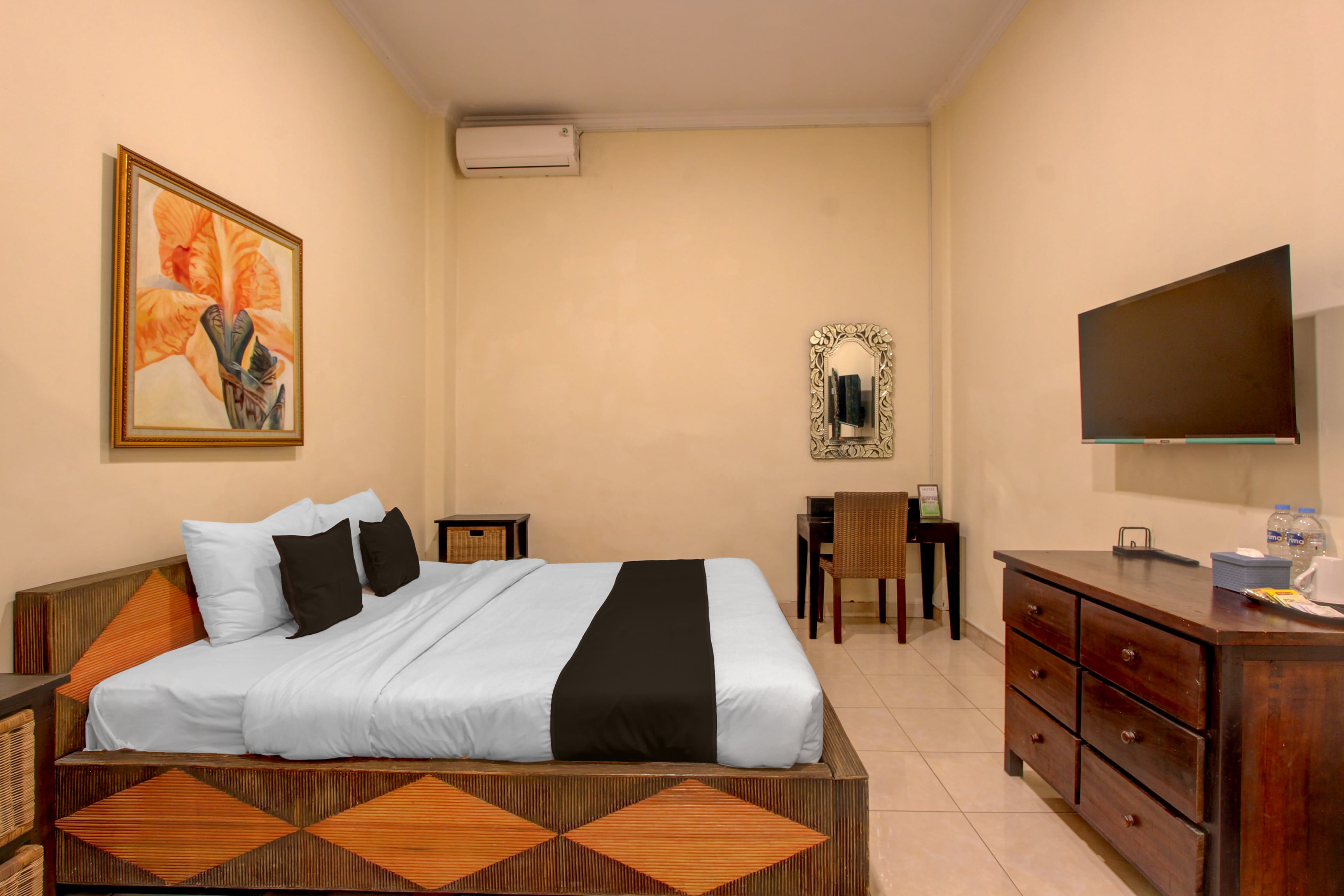 Townhouse Oak Pancanaka Malioboro Hotel - Tap to explore photos