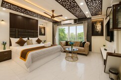 Luxury Stay Near CCU Airport,CC2 with Pool & GYM