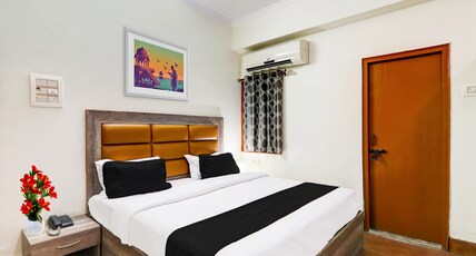 Super OYO Collection O Alambagh Formerly BM Palace Room Type - Deluxe