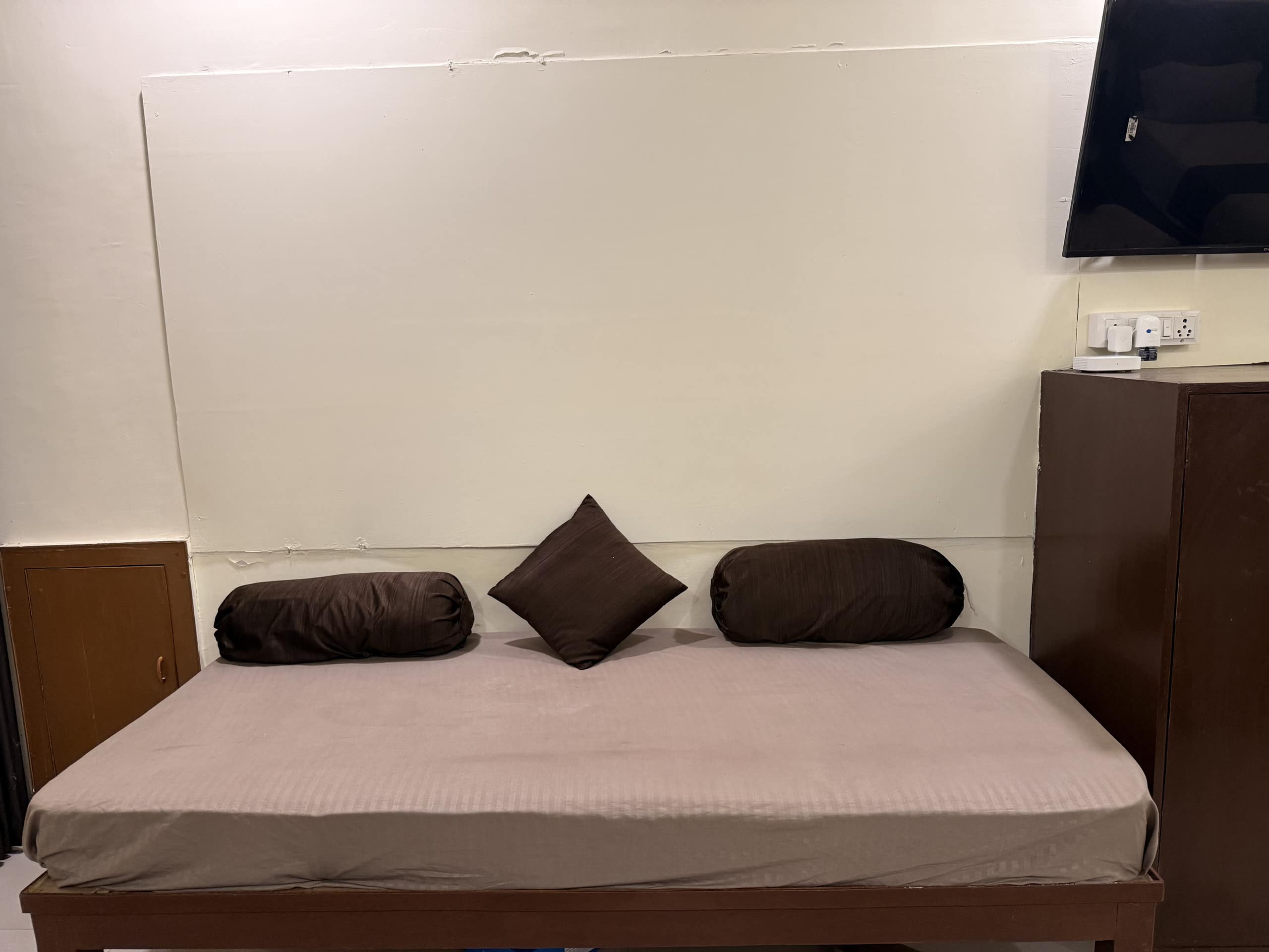 Soul Stays 4 Bed 14 Minutes from Mahakal - Tap to explore photos