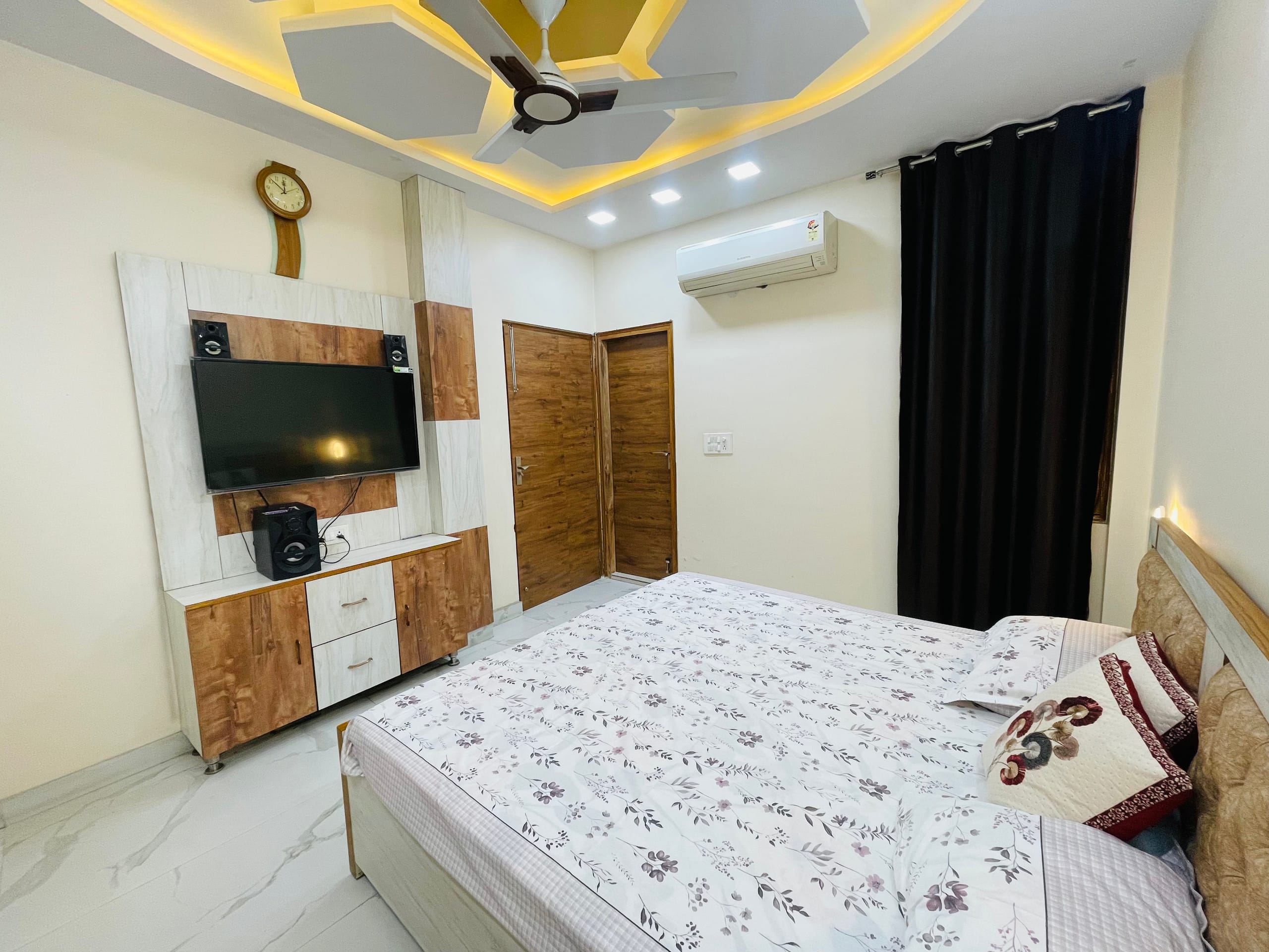 Home away from Home near max Fortis shalimar bagh - Tap to explore photos