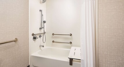 Hampton Inn Canton/Massillon Room Type - 1KNG MOB HEAR ACC W TUB NS