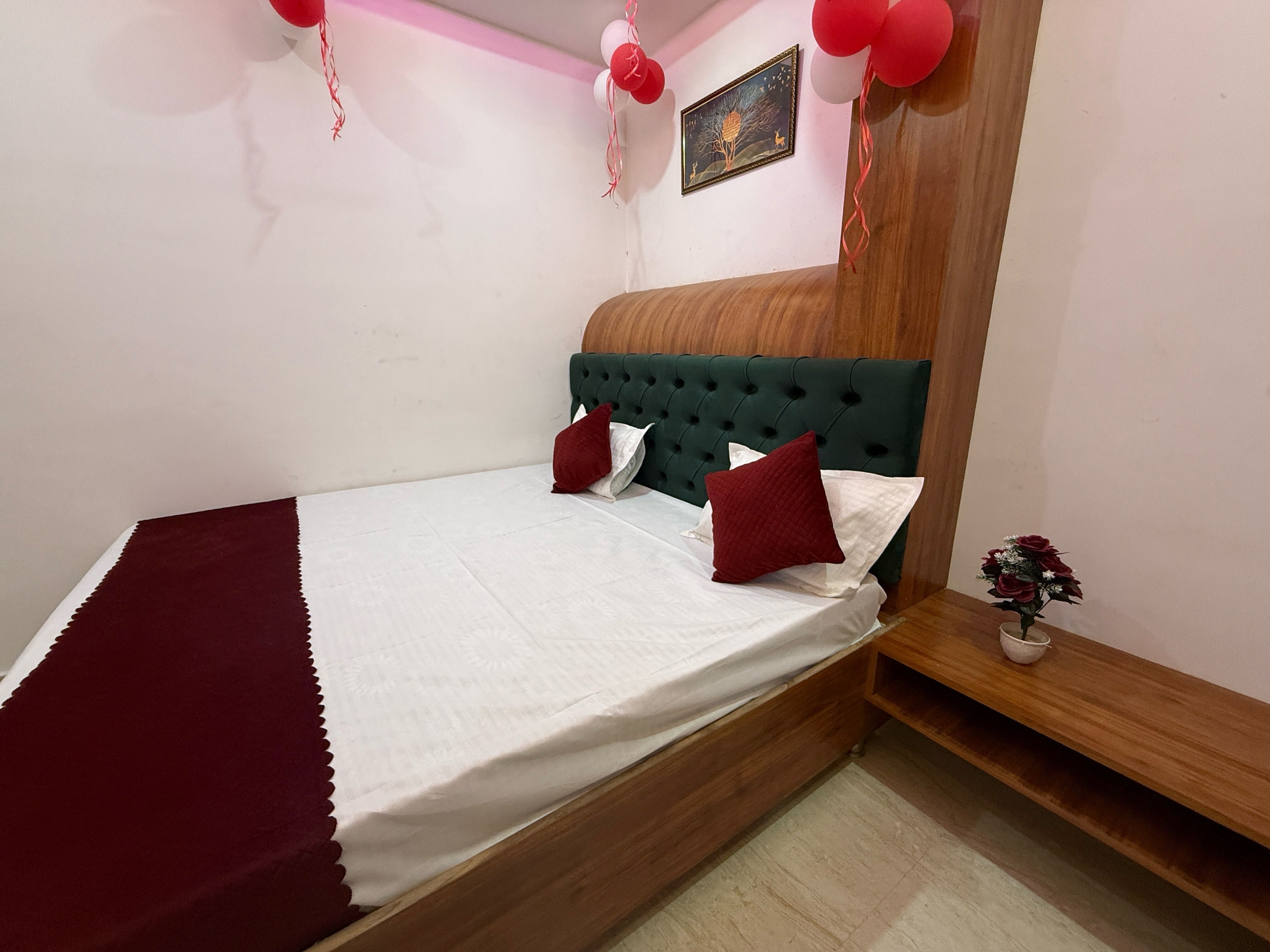 SPOT ON Daksh In Home Stay - Tap to explore photos