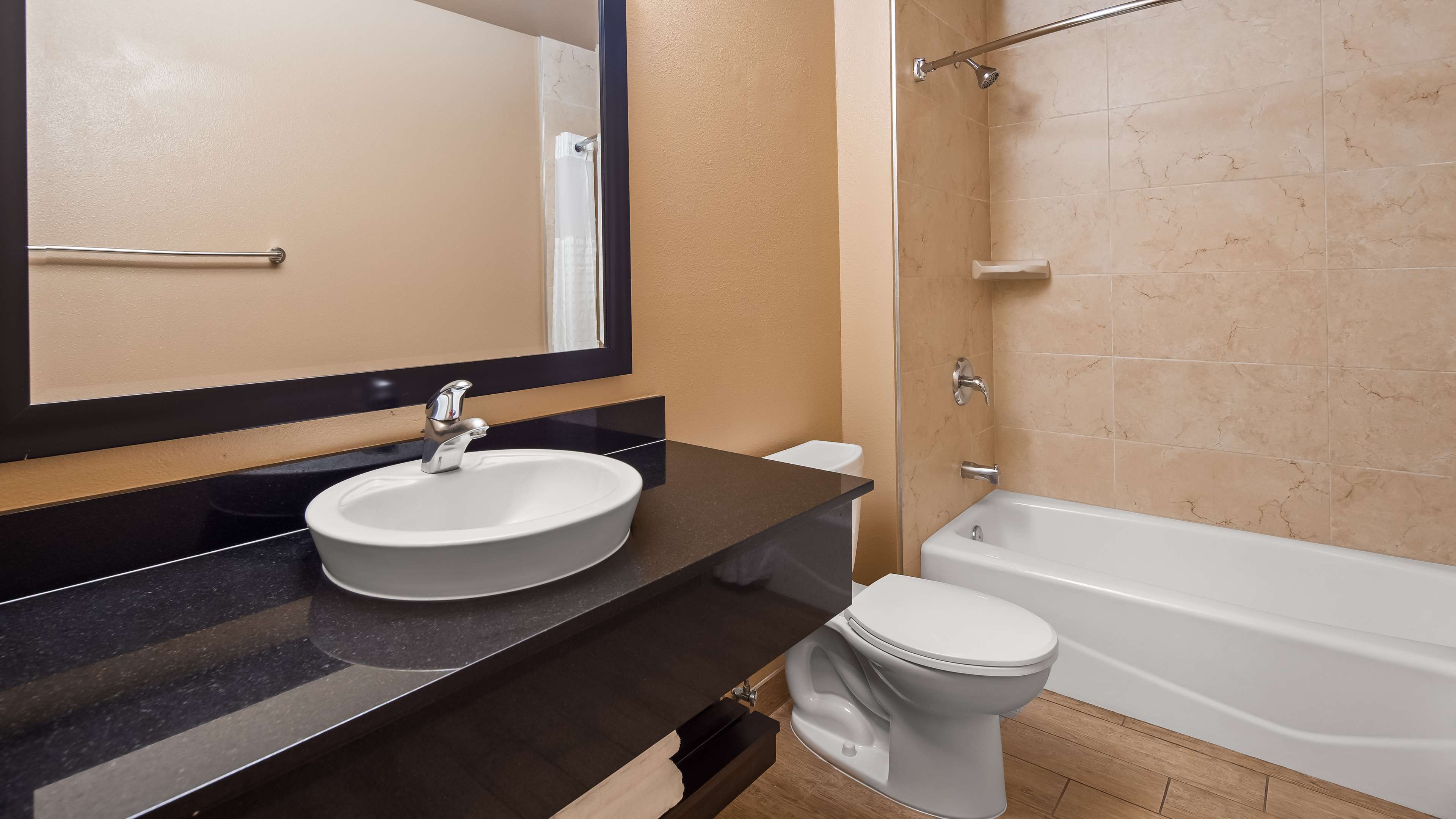 Best Western Plus Oceanside Palms - Tap to explore photos